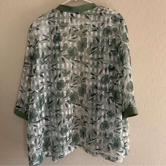 3/$12 Olive Greens, White Floral on Lattice Top With 3/4 sleeves in Size XL - Picture 6 of 7